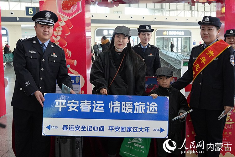 鐵路公安干警向旅客普及出行安全知識。人民網記者 趙夢月攝