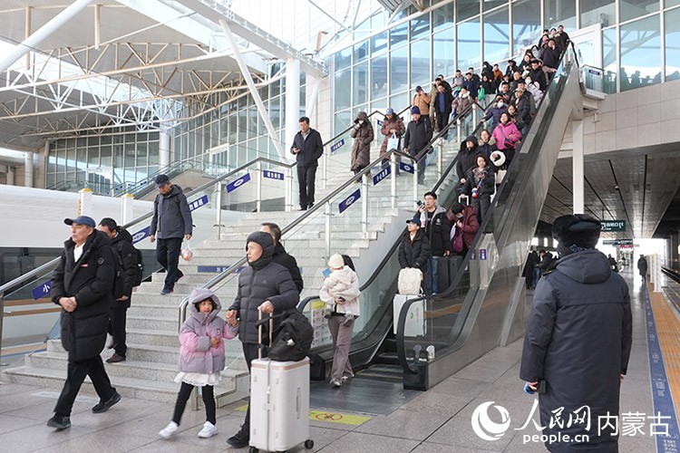 春運首日，旅客在呼和浩特東站有序乘車。人民網記者 苗陽攝