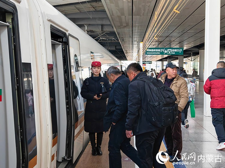 春運首日，旅客在呼和浩特東站排隊乘車。人民網記者 趙夢月攝