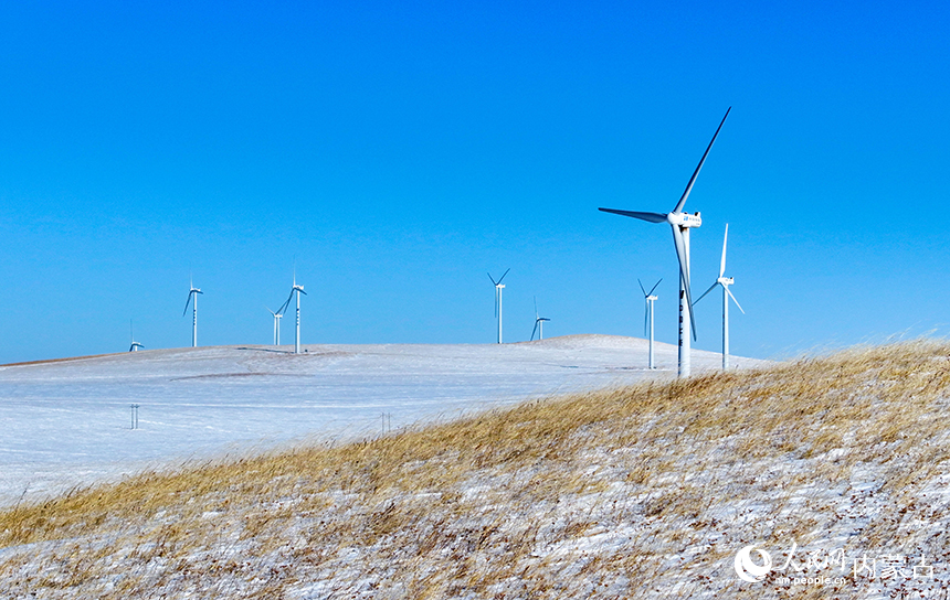 位于锡林浩特市的灰腾梁风力发电场景色。王正摄