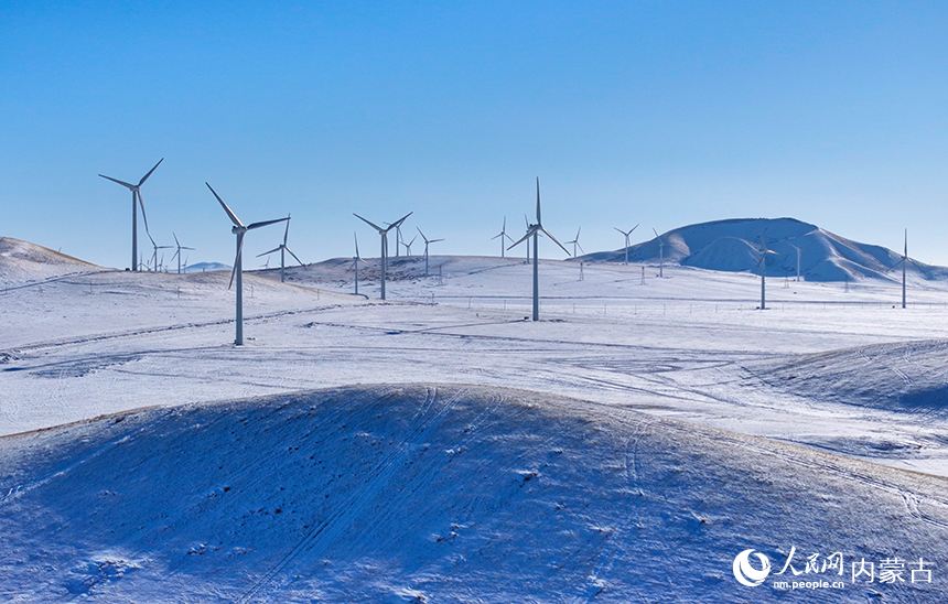 位于锡林浩特市的灰腾梁风力发电场景色。王正摄