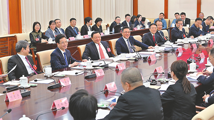 王偉中在參加呼和浩特市代表團審議