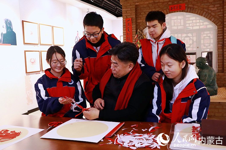 段建珺正在講述剪紙文化故事。實習生牛子萌攝