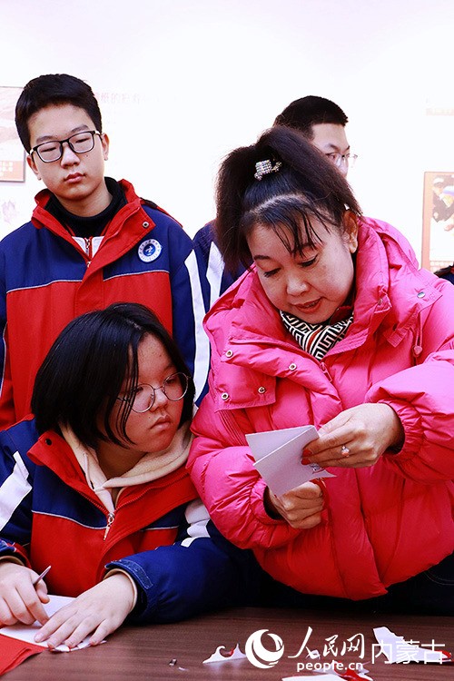 市級剪紙非遺傳承人牛春霞帶同學們感受剪紙魅力。實習生牛子萌攝