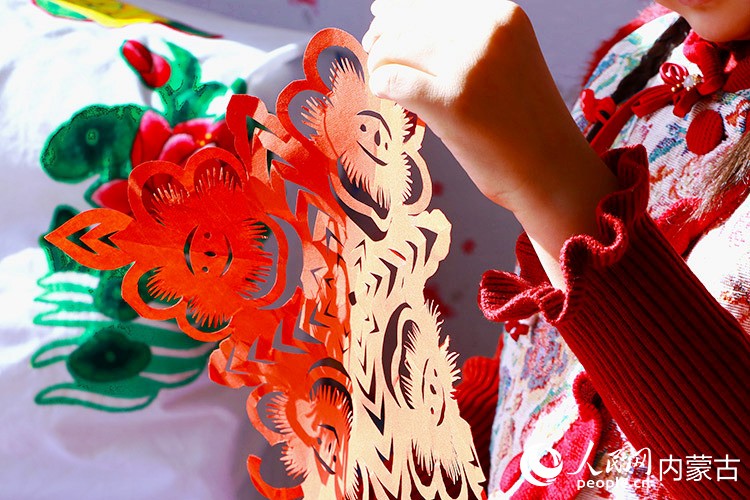 紅色的剪紙象征著馬年喜氣洋洋。實習生牛子萌攝