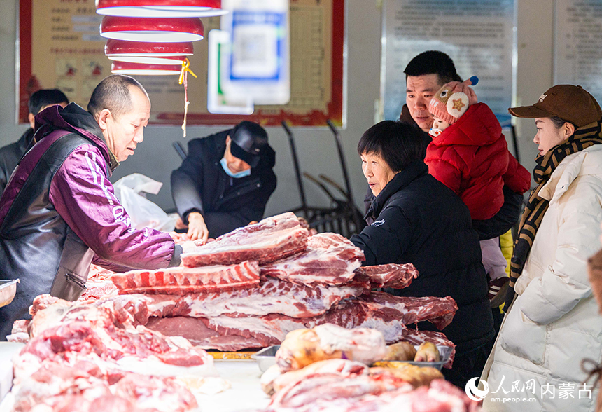 呼和浩特市玉泉区一家批发市场内，市民在选购生鲜商品。丁根厚摄