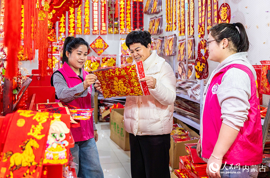 呼和浩特市玉泉区一家批发市场内，市民在选购春节饰品。丁根厚摄