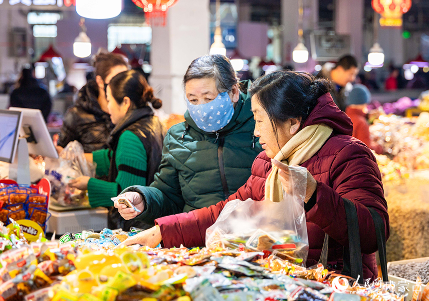 呼和浩特市玉泉区一家批发市场内，市民在选购糖果类商品。丁根厚摄