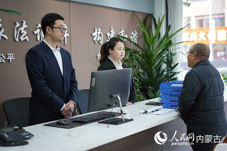 群眾向工作人員咨詢事項。實習生 劉麗媛攝