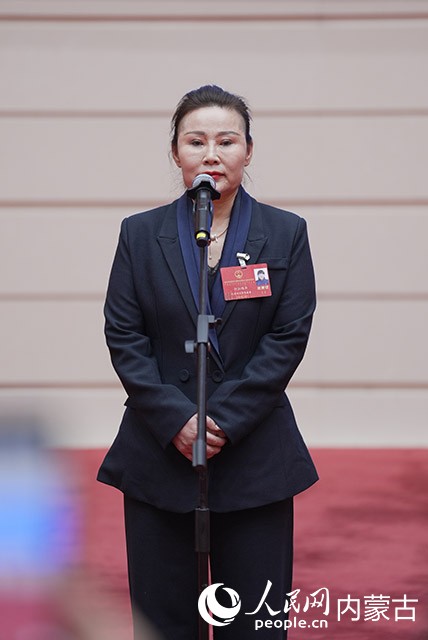 內蒙古自治區人大代表、巴彥淖爾市烏拉特中旗巴音烏蘭蘇木努和日樂嘎查黨支部書記、嘎查委員會主任阿拉騰華。奔騰融媒供圖