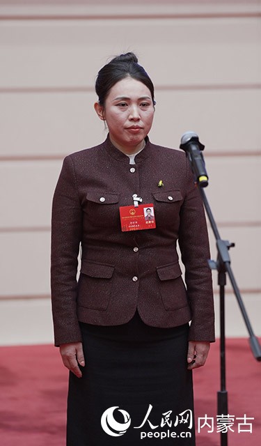 內蒙古自治區人大代表、興安盟科右前旗蒙懿農牧業專業合作社聯合社理事長郭麗麗。奔騰融媒供圖