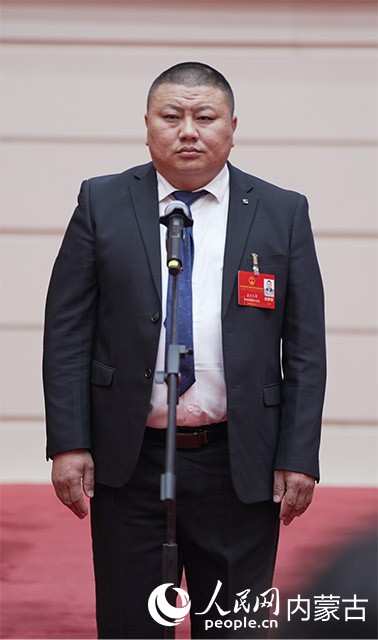 內蒙古自治區人大代表、錫林郭勒盟東烏珠穆沁旗額吉淖爾鎮哈日阿圖嘎查黨支部書記、嘎查委員會主任孟克巴圖。奔騰融媒供圖