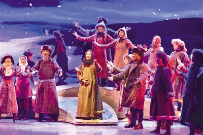 2025年11月29日至30日，察右后旗烏蘭牧騎原創音樂劇《人民楷模都貴瑪》在南京演藝星空劇場上演。王兆 攝