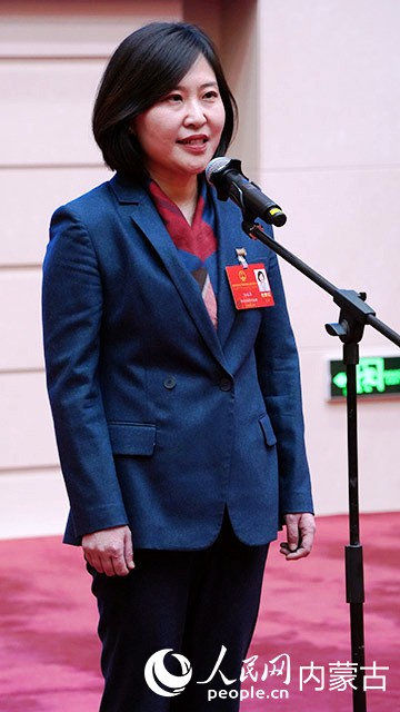 内蒙古自治区人大代表、鄂尔多斯市东胜区教体局副局长 冯亚萍 人民网记者 齐浩男摄