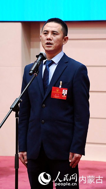 內蒙古自治區人大代表、烏海寶騏炭材料有限公司能源環保部部長常輝。人民網記者 齊浩男攝