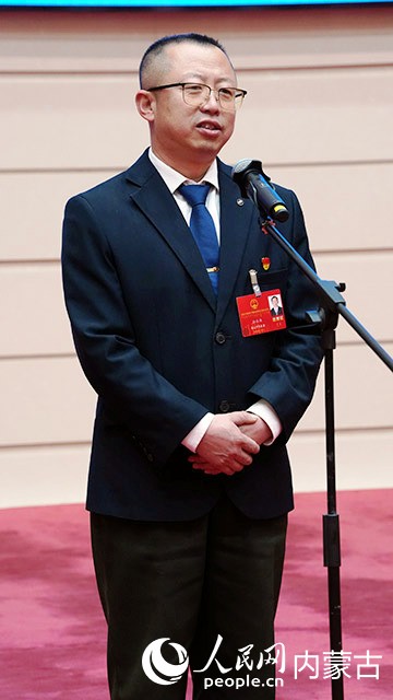 内蒙古自治区人大代表、通辽市库伦旗六家子镇达林稿村党支部副书记孙长伟。人民网记者 齐浩男摄