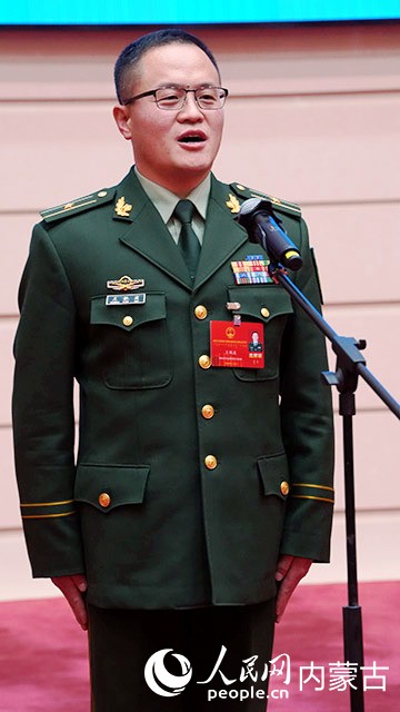 內蒙古自治區人大代表、武警內蒙古總隊某部少校大隊長王艷波。人民網記者 齊浩男攝