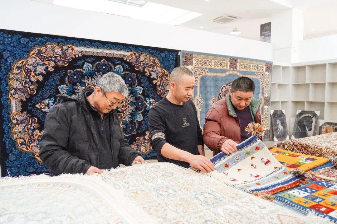 本地居民和蒙古國游客正在選購商品。