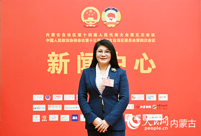 内蒙古自治区政协委员、民进内蒙古区委会科技医卫专委会副主任秦立梅。受访者供图