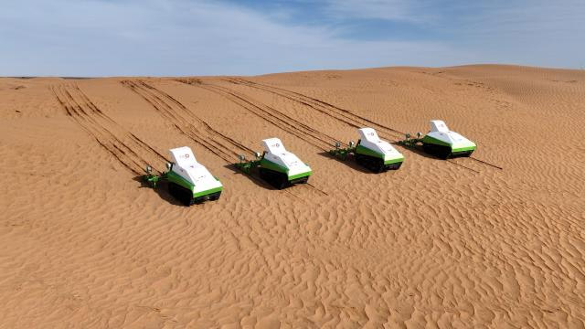 無人種繩播種機器人，依托AI智能“大腦”，能24小時晝夜不停作業，有效提升種子成活率近20%，節水90%，節省60%種子用量。蒙草集團供圖