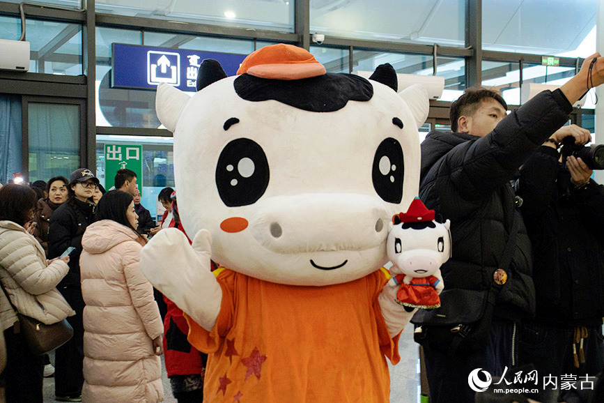 吉祥物依諾在出站口迎接香港考察團。實習生 張詩婕攝