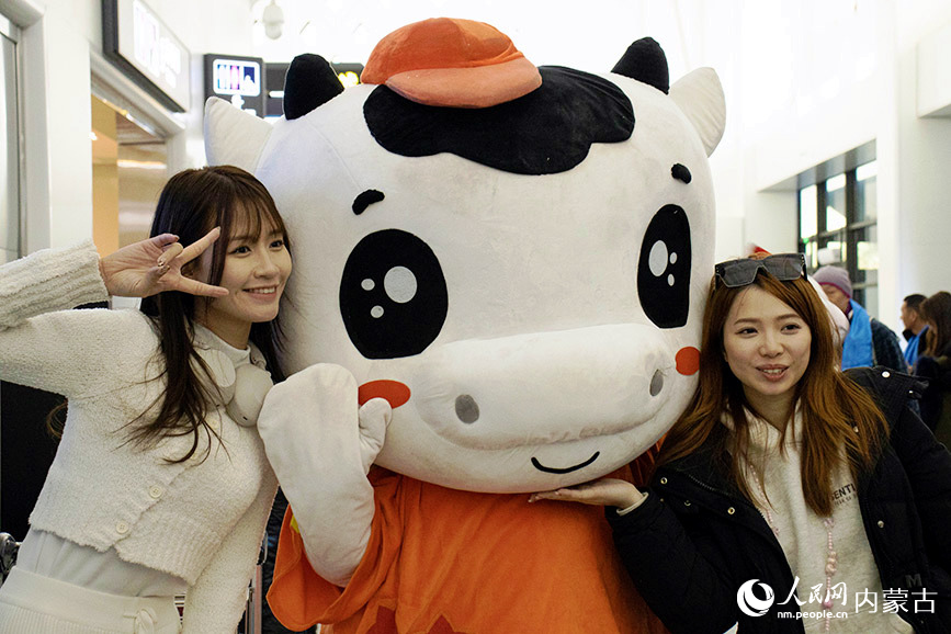 游客與吉祥物依諾在機場合影。實習生 張詩婕攝