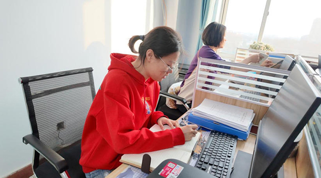 工作中的返乡大学生张泽轩。张日娟摄