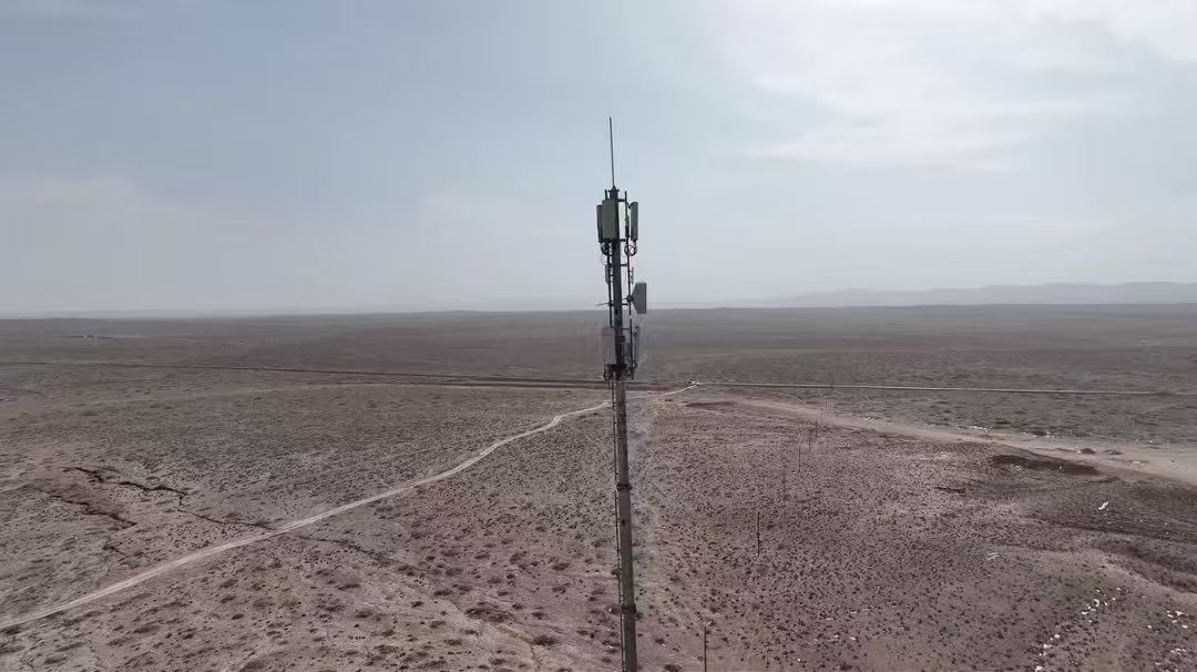 矗立在高地的5G通信基站。