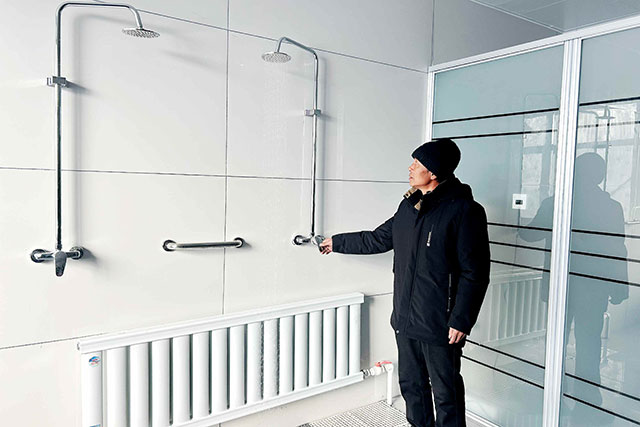 村民们开心地来参观新建的老年助浴室。