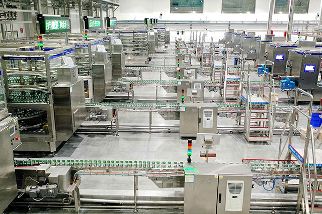 呼伦贝尔伊利液态奶灌装车间智能生产线高速运转。张鹏摄