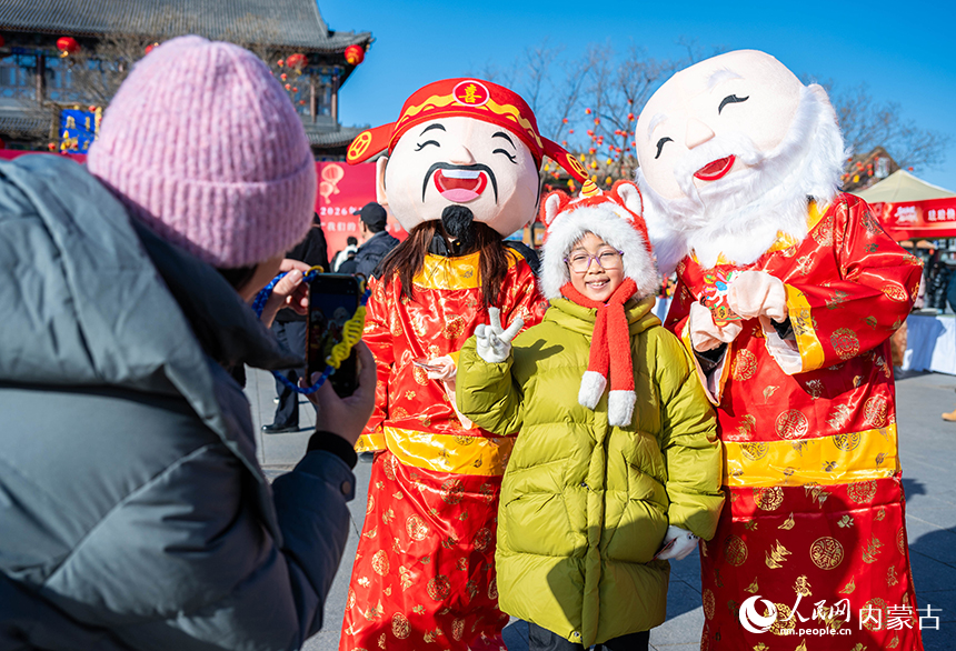 呼和浩特市“我们的节日·春节”主题活动现场，市民在打卡拍照。丁根厚摄
