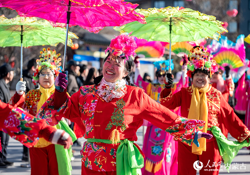 呼和浩特市“我们的节日·春节”主题活动现场，民间艺人在表演社火。丁根厚摄