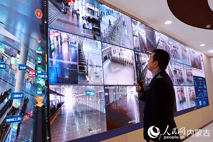 呼和浩特東站副站長趙添和同事實時監測著各系統運行狀態。牛子萌攝