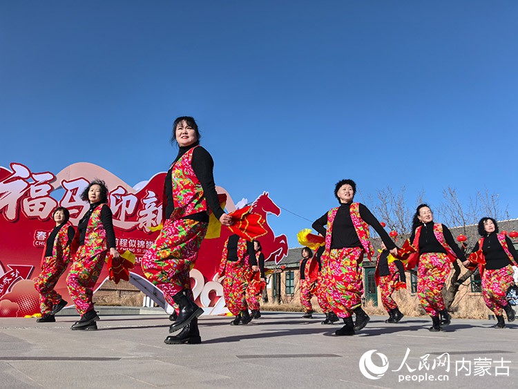 巴彥街道秧歌隊隊員廣場舞表演。實習生趙爽攝