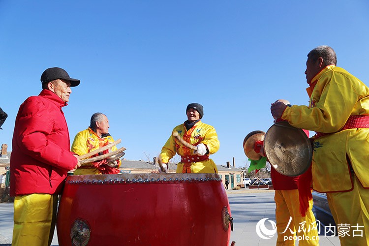 巴彥街道秧歌隊敲響“幸福鼓”。賽罕區融媒體供圖