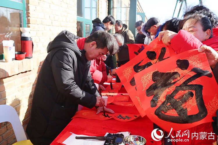 現場書法互動區為市民及游客送上書法作品。賽罕區融媒體供圖