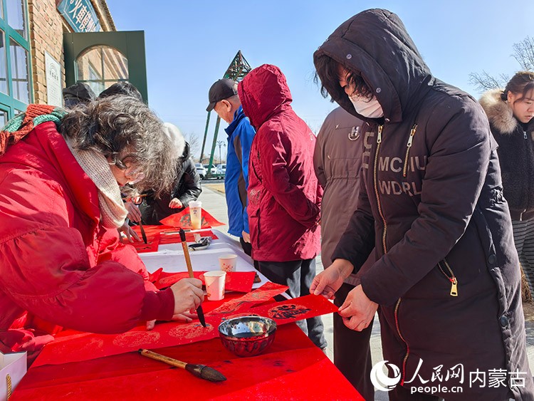 市民參與現場寫春聯活動。實習生趙爽攝