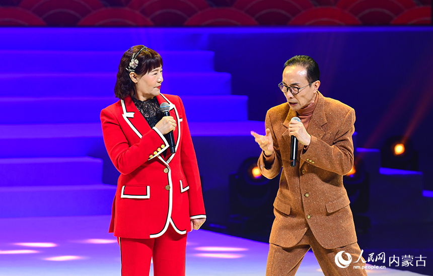 著名演员巩汉林、金珠在内蒙古曲艺春晚上表演小品《幸福生活》。王正摄