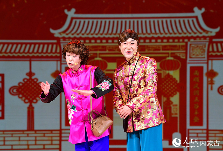 演员在内蒙古曲艺春晚上表演呱嘴《王婆夸祥年》。王正摄