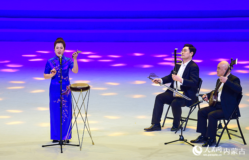演员在内蒙古曲艺春晚上表演西河大鼓《玲珑塔》。王正摄