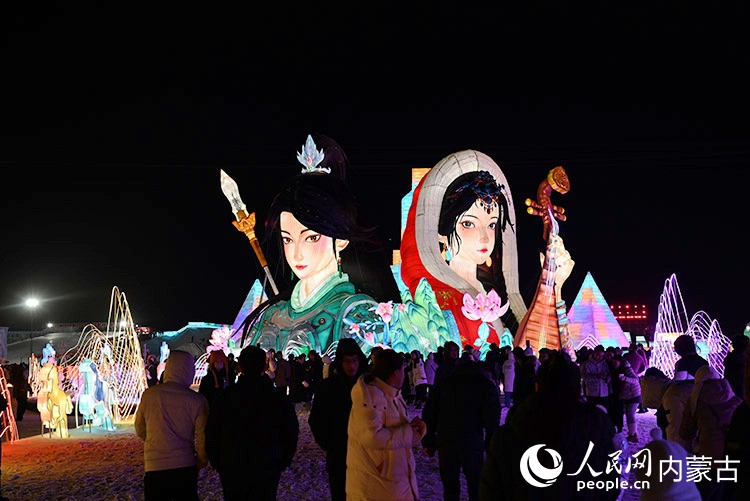 大黑河軍事文化樂園內，巨型花燈引人注目。人民網記者 劉藝琳攝