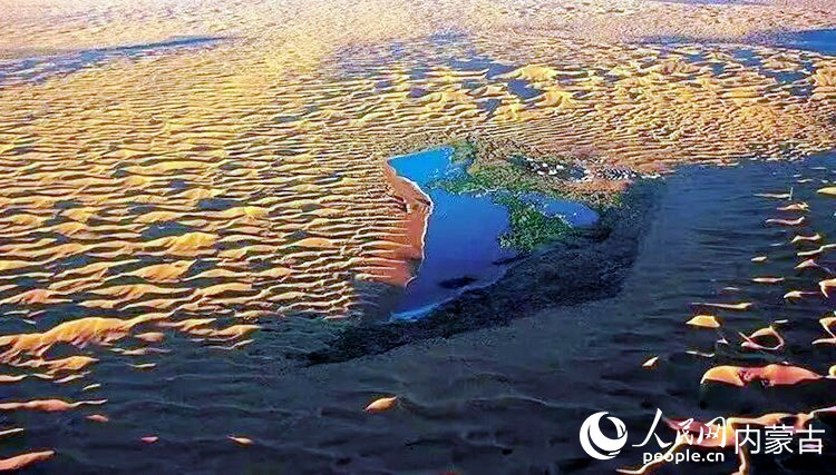 阿拉善月亮湖沙漠。內蒙古文旅集團供圖