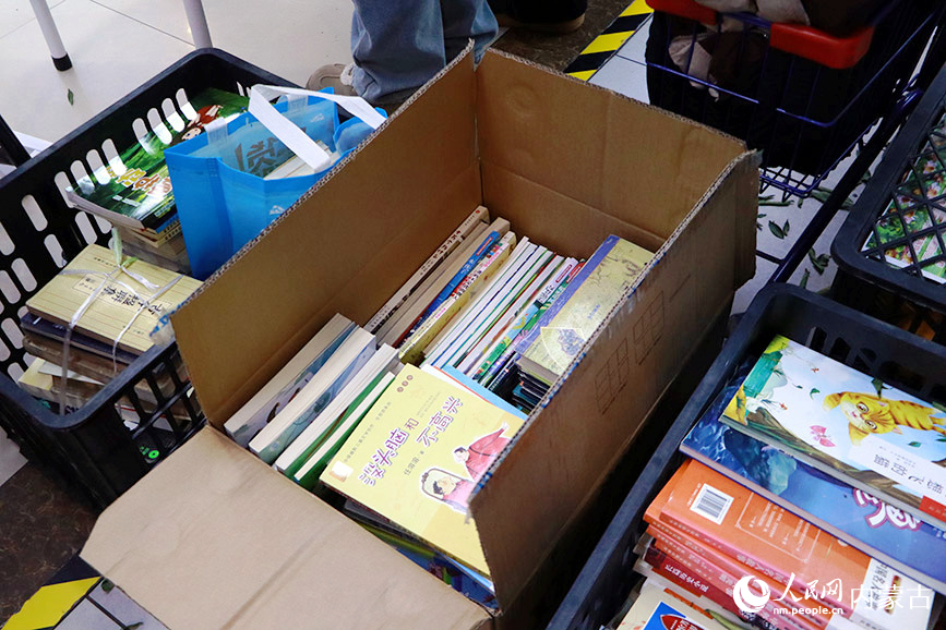 活動現場收到的書籍。實習生 牛子萌攝