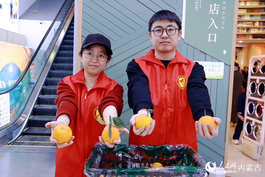 現場工作人員展示臍橙。實習生 牛子萌攝