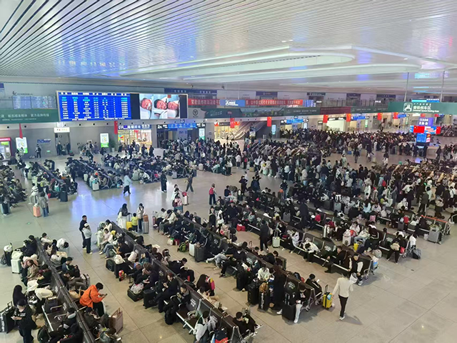 通辽火车站候车大厅人头攒动座无虚席。张坦摄