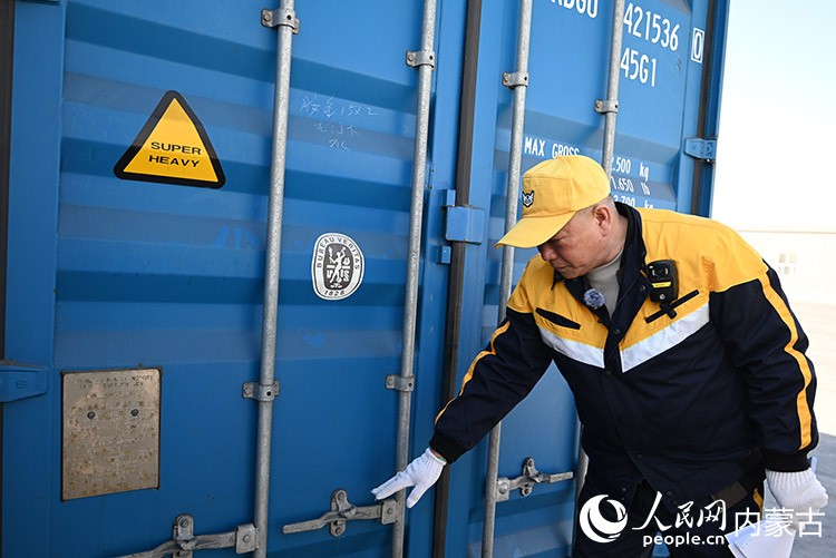 董志龍正在檢查集裝箱的加固情況。人民網記者 劉藝琳攝
