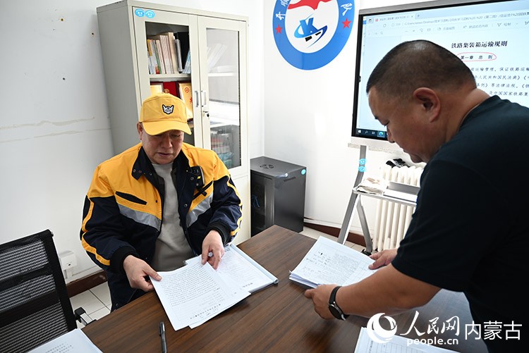 黃永林(右)和董志龍正在學習春節期間的安全制度。人民網記者 劉藝琳攝