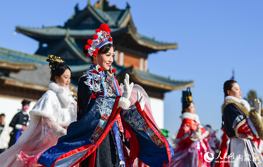 2月17日，NPC演員在鄂爾多斯市伊金霍洛旗鄂爾多斯文化產業園景區表演。王正攝