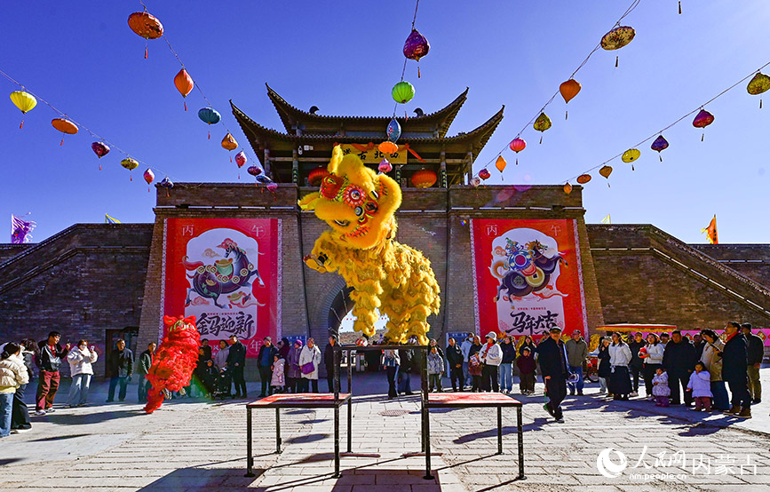 2月17日，民間藝人在鄂爾多斯市伊金霍洛旗鄂爾多斯文化產業園景區表演舞獅。王正攝