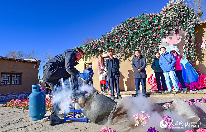 2月17日，民間藝人在鄂爾多斯市伊金霍洛旗鄂爾多斯文化產業園景區展現傳統爆米花技藝。王正攝
